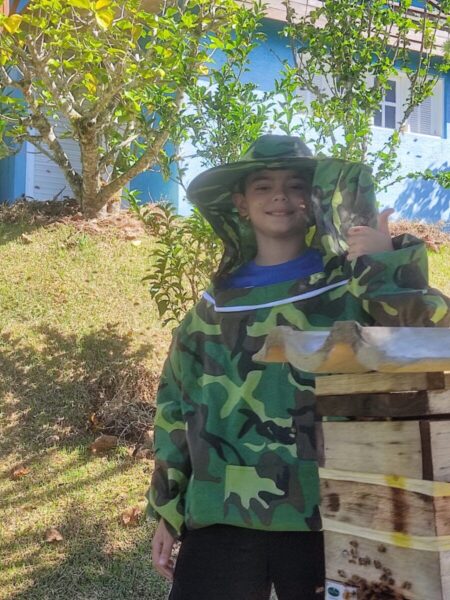 paixao pelas abelhas geraldo herzog e homenageado e inspira criancas com autismo