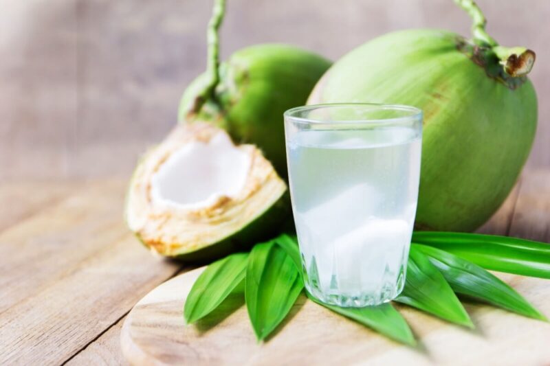 Conheça os benefícios da água de coco para a saúde