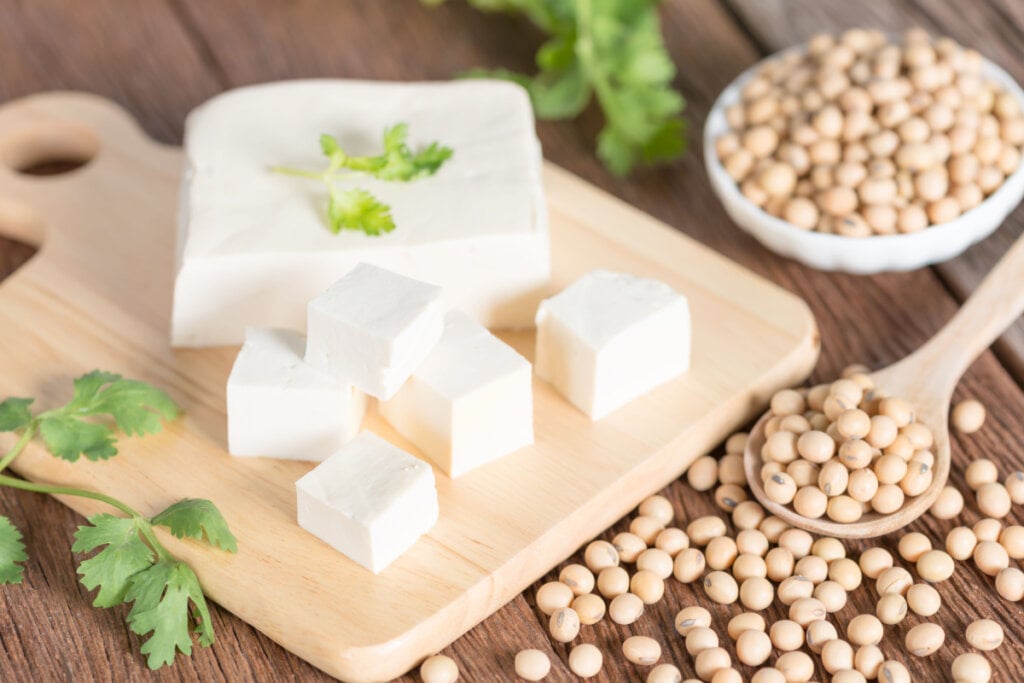 Pedaços de tofu em tábua