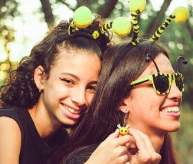 Raquel Vendrasco com sua filha e equipe Abelha Repórter