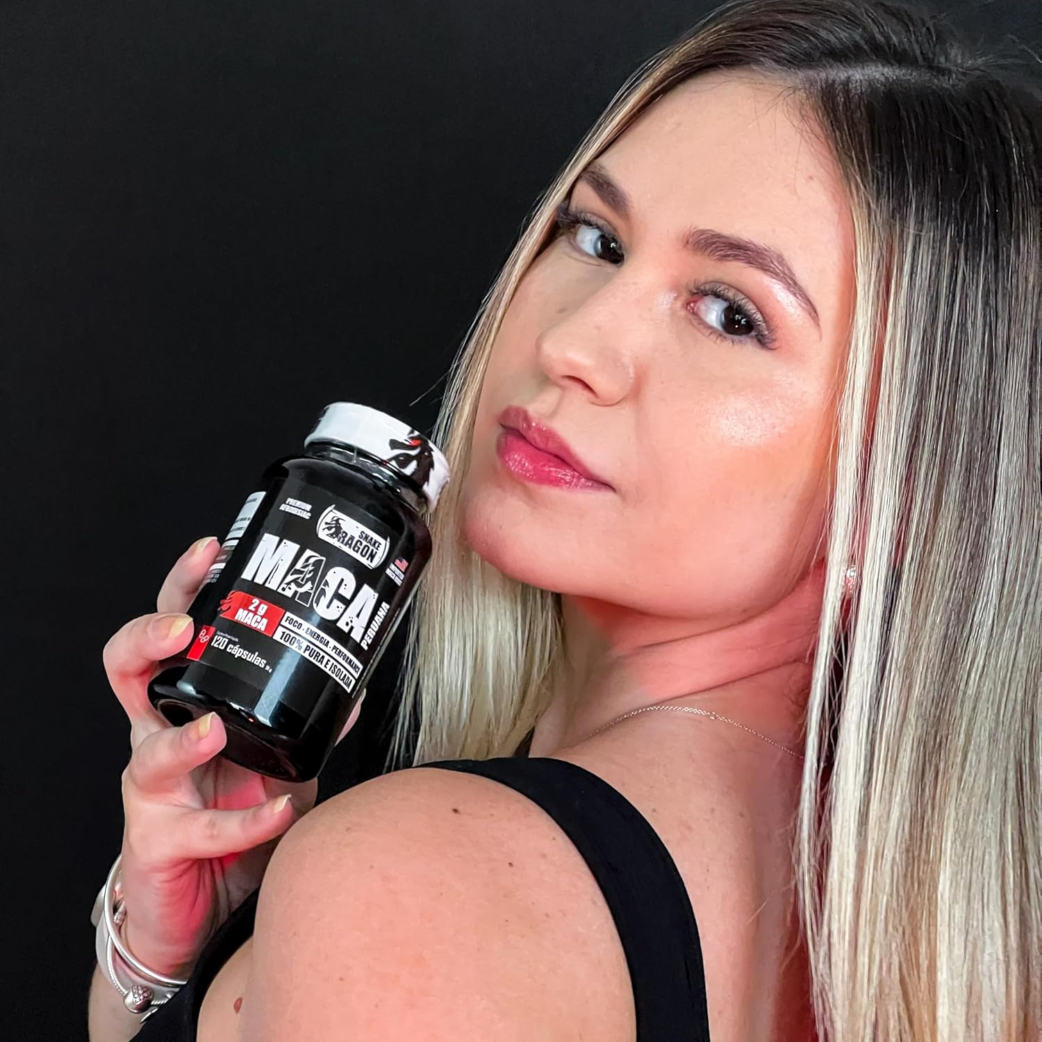 Close-up do produto com fundo preto liso.