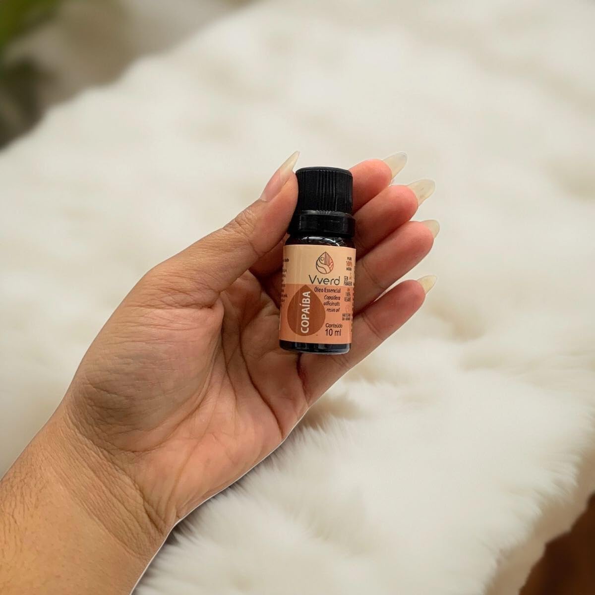 Imagem em close-up com fundo desfocado de cor clara, semelhante a um cobertor ou tapete branco. Imagem em close-up com fundo desfocado de cor clara, semelhante a um cobertor ou tapete branco.