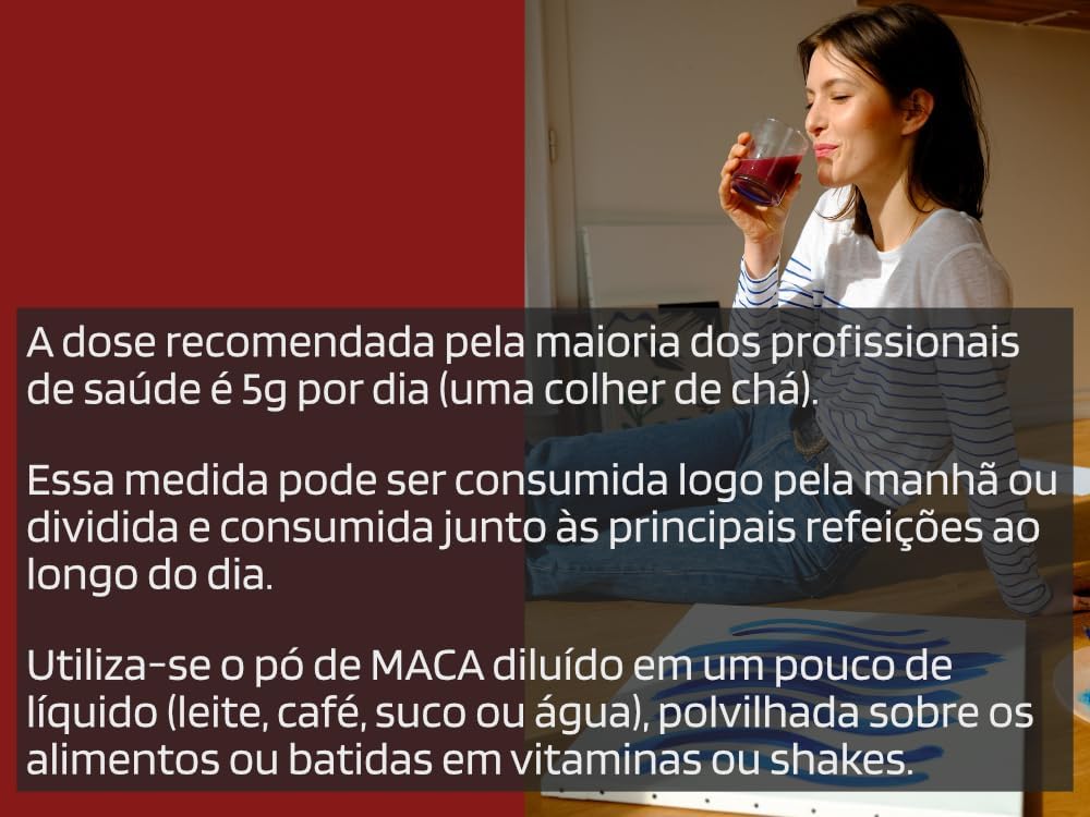 Vista lateral do produto, fundo dividido entre área vermelha sólida à esquerda e ambiente interno iluminado à direita.