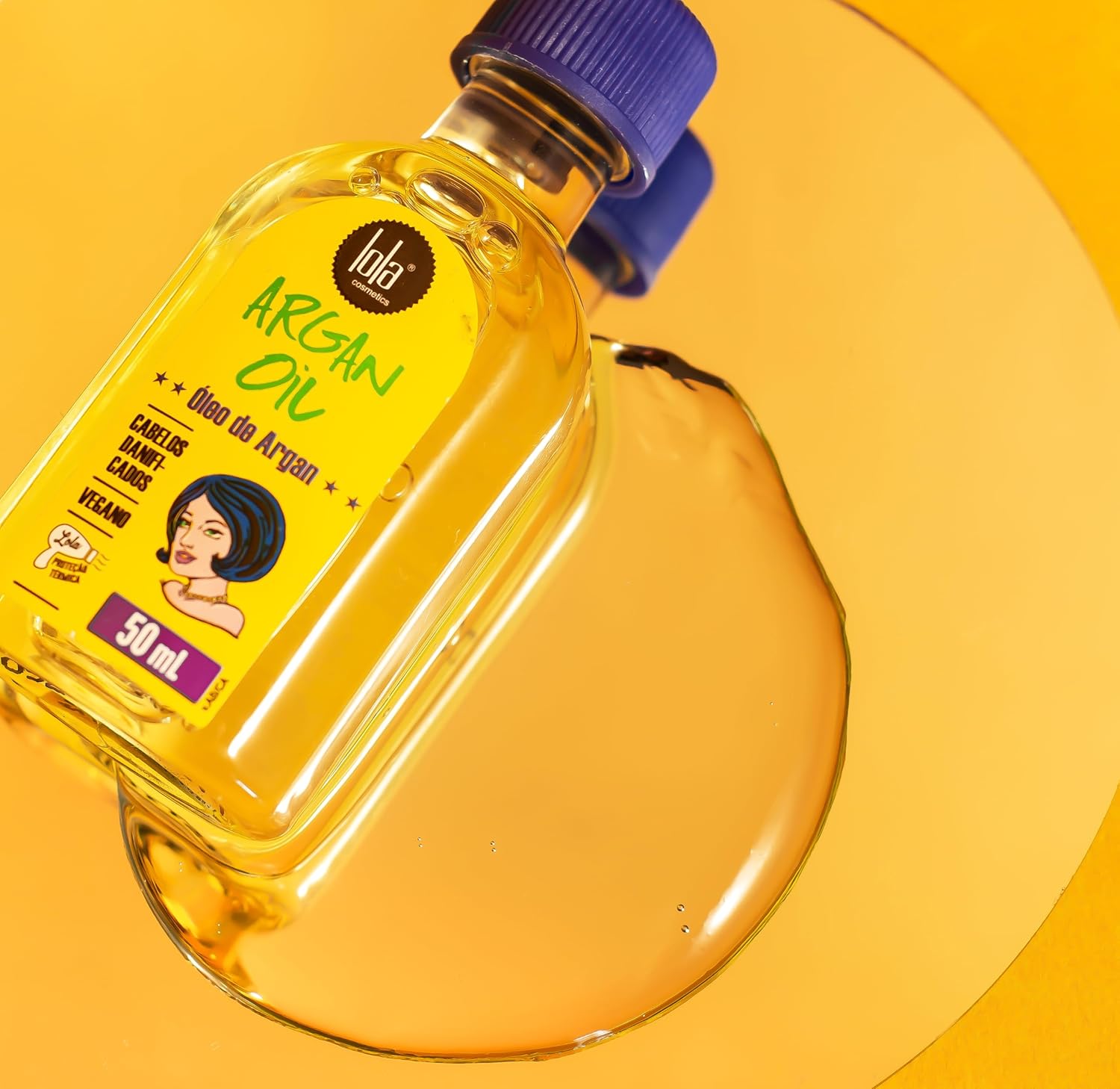 Close-up do produto com fundo amarelo liso, refletindo a cor do óleo e destacando o produto.