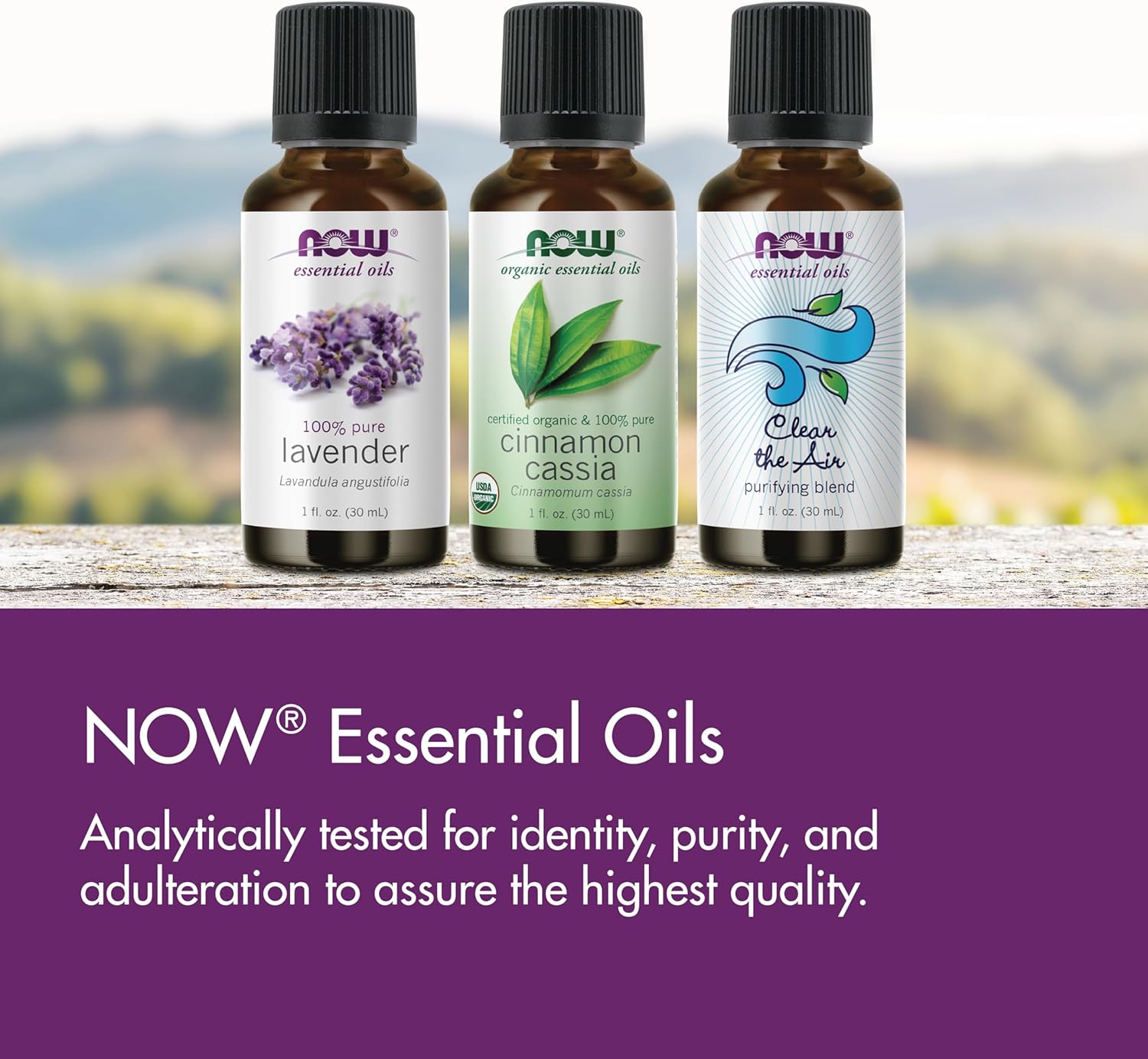 Imagem frontal do produto com fundo desfocado de paisagem natural e base de madeira clara.