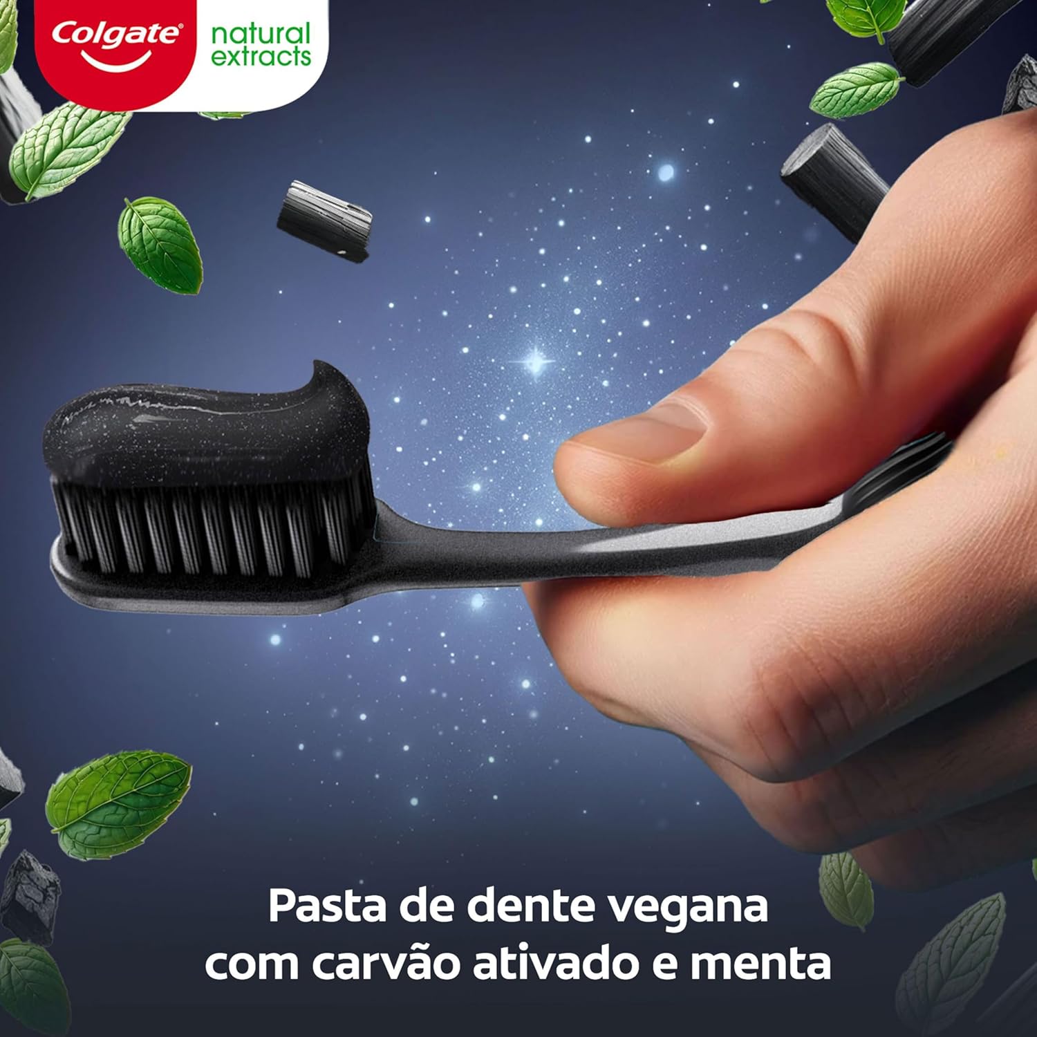 Close-up da embalagem de creme dental Colgate com fundo escuro, pontos brilhantes simulando estrelas e elementos gráficos de folhas e carvão ativado. Close-up da embalagem de creme dental Colgate com fundo escuro, pontos brilhantes simulando estrelas e elementos gráficos de folhas e carvão ativado.