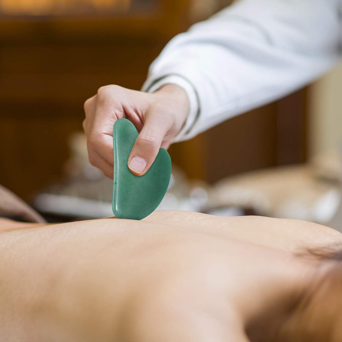 Close-up do produto com fundo desfocado, sugerindo um ambiente interno, como um spa ou clínica de massagem. Close-up do produto com fundo desfocado, sugerindo um ambiente interno, como um spa ou clínica de massagem.