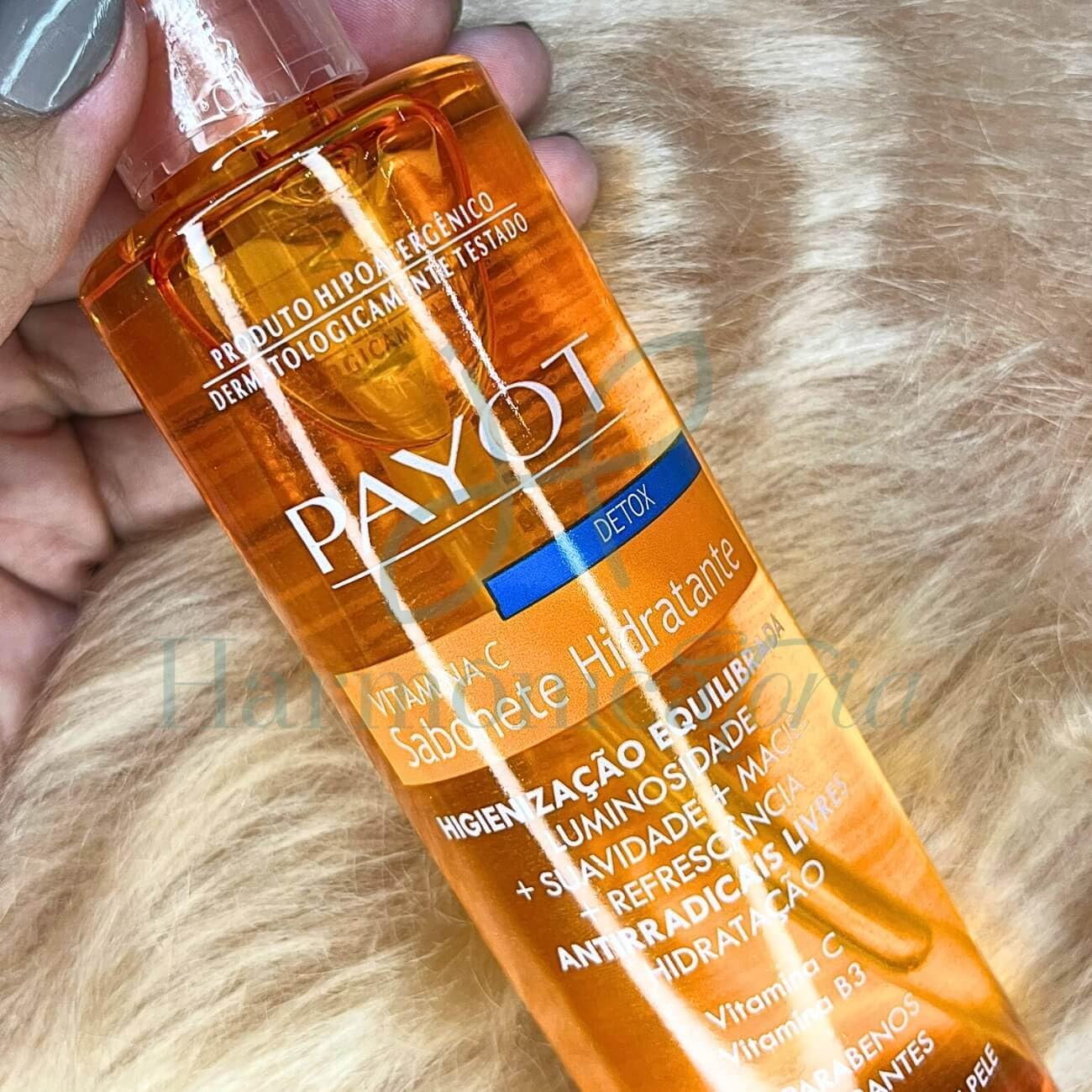 Imagem close-up do produto sobre fundo de textura felpuda bege, possivelmente um tecido ou tapete. Imagem close-up do produto sobre fundo de textura felpuda bege, possivelmente um tecido ou tapete.