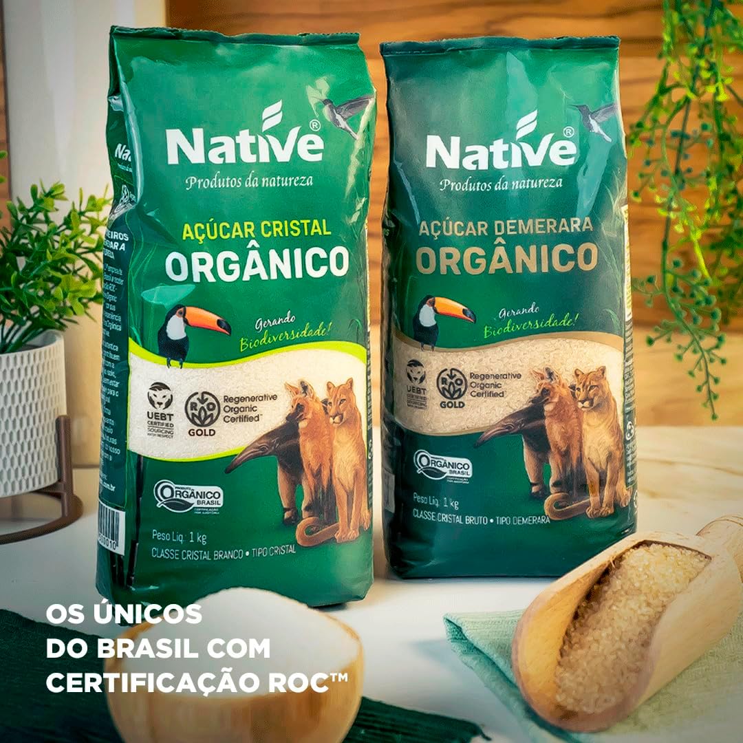 Imagem frontal do produto com fundo composto por superfície clara, plantas em vasos e parede de madeira ao fundo. Imagem frontal do produto com fundo composto por superfície clara, plantas em vasos e parede de madeira ao fundo.