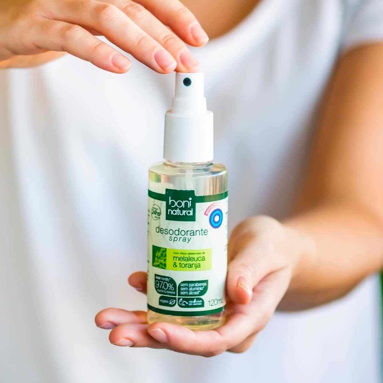 Close-up do produto com fundo desfocado e claro, destacando o produto em primeiro plano.