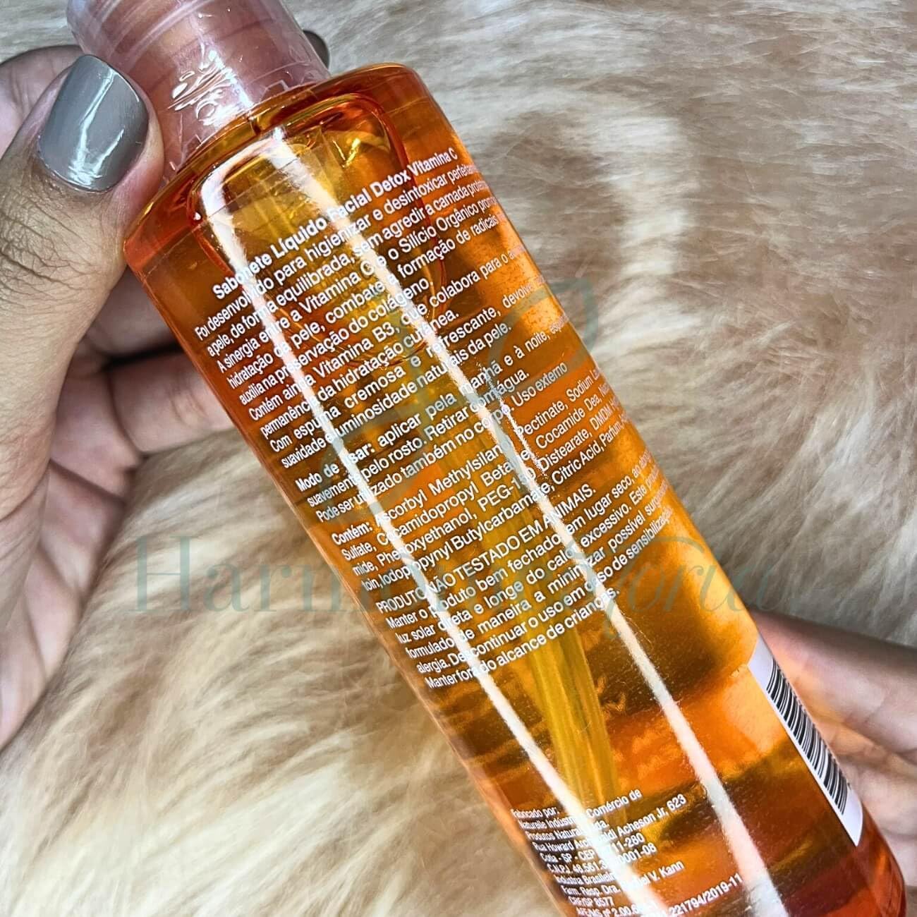 Imagem lateral do produto com fundo de superfície peluda bege clara. Imagem lateral do produto com fundo de superfície peluda bege clara.