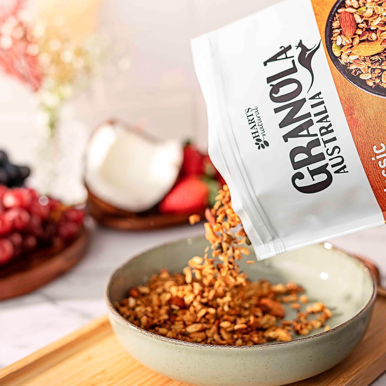 Close-up do produto com fundo desfocado, frutas e elementos naturais ao fundo. Close-up do produto com fundo desfocado, frutas e elementos naturais ao fundo.