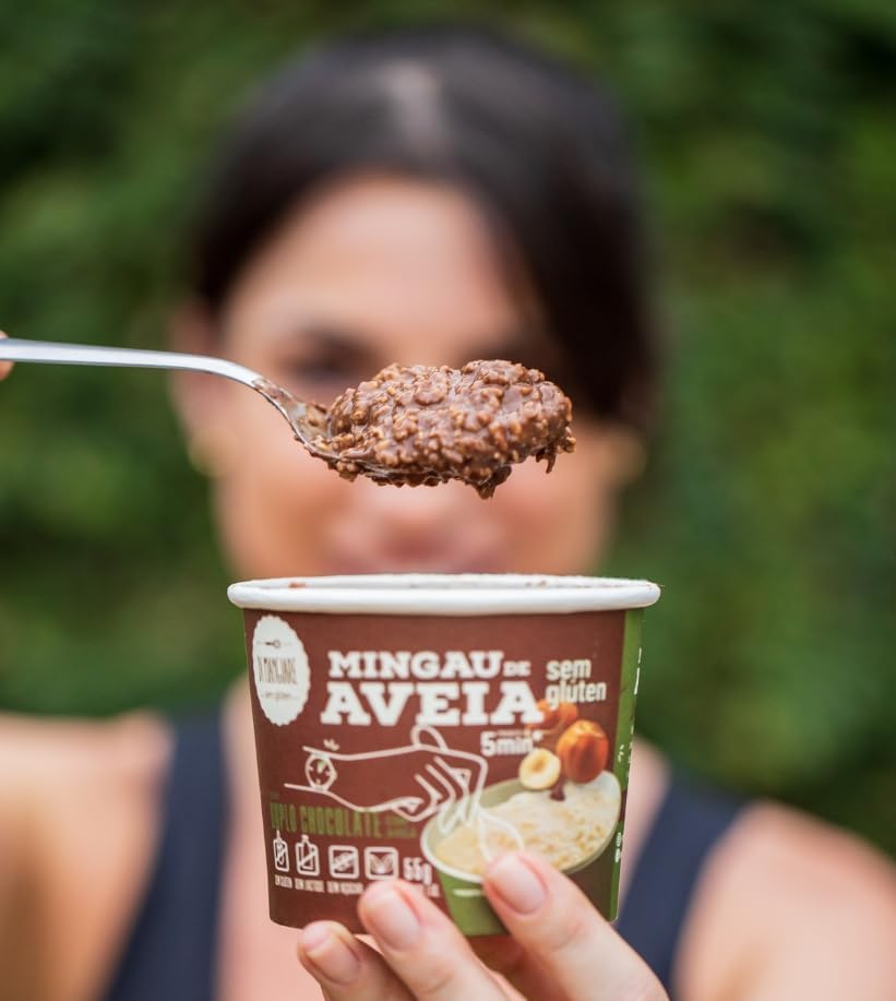 Close-up do pote em ambiente externo, com fundo desfocado de vegetação verde. Close-up do pote em ambiente externo, com fundo desfocado de vegetação verde.