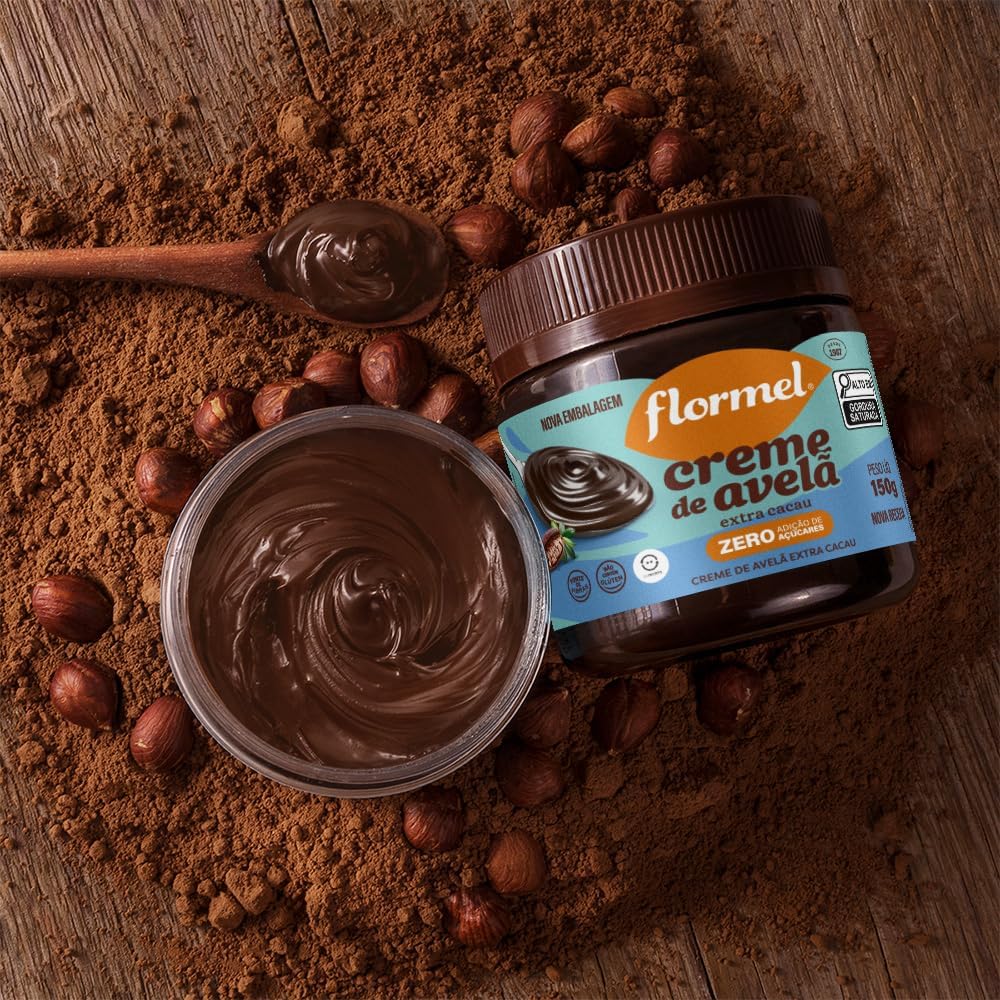 Vista superior da embalagem sobre superfície de madeira rústica coberta por pó de cacau e avelãs. Vista superior da embalagem sobre superfície de madeira rústica coberta por pó de cacau e avelãs.