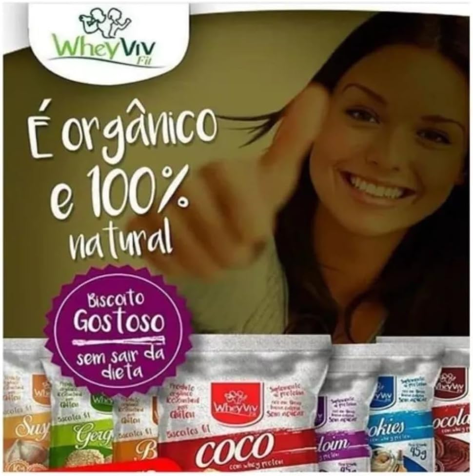 Embalagem de biscoitos vista de frente, com fundo desfocado em tons de marrom e verde e uma mulher à direita.