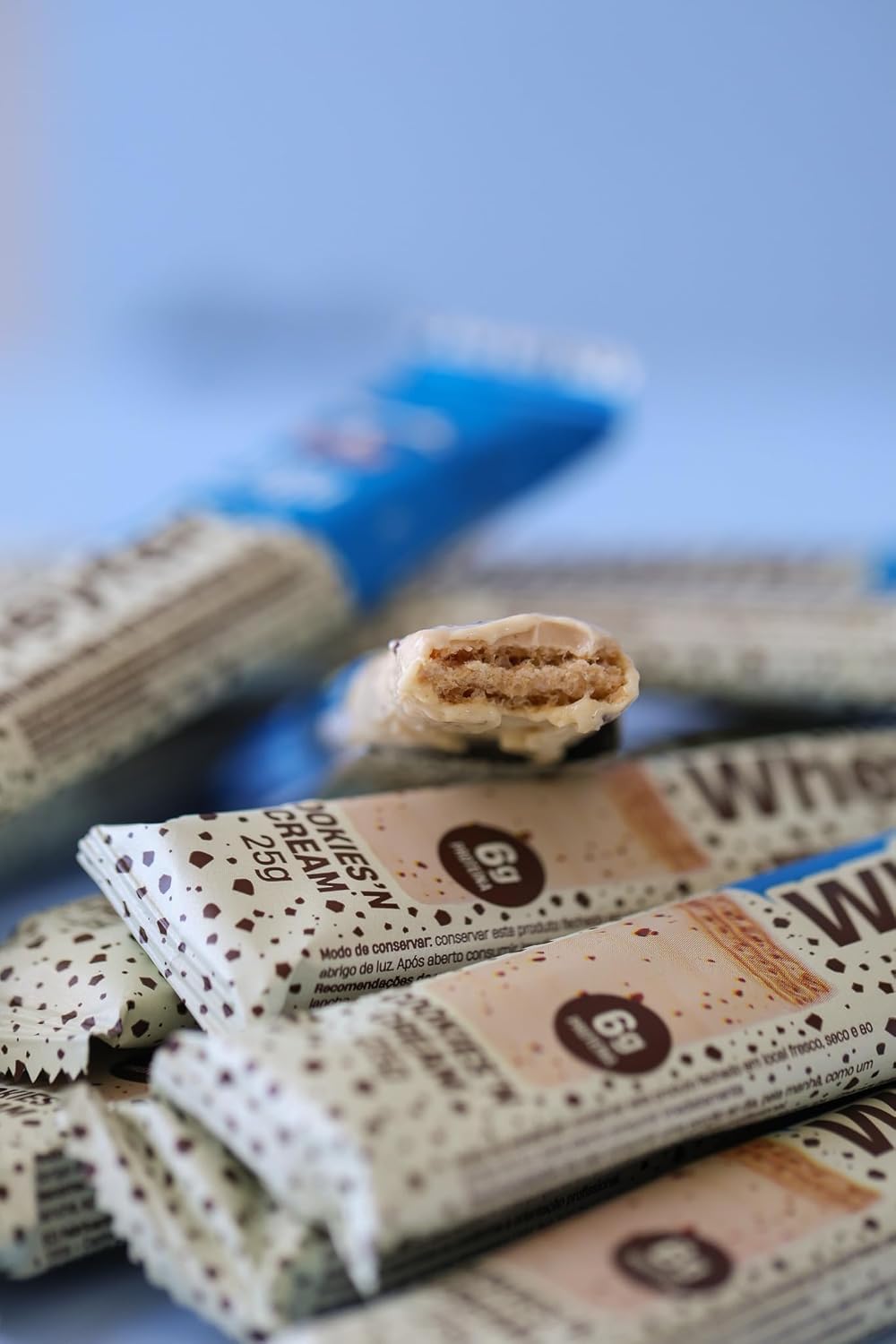 Close-up do produto sobre fundo azul claro desfocado.