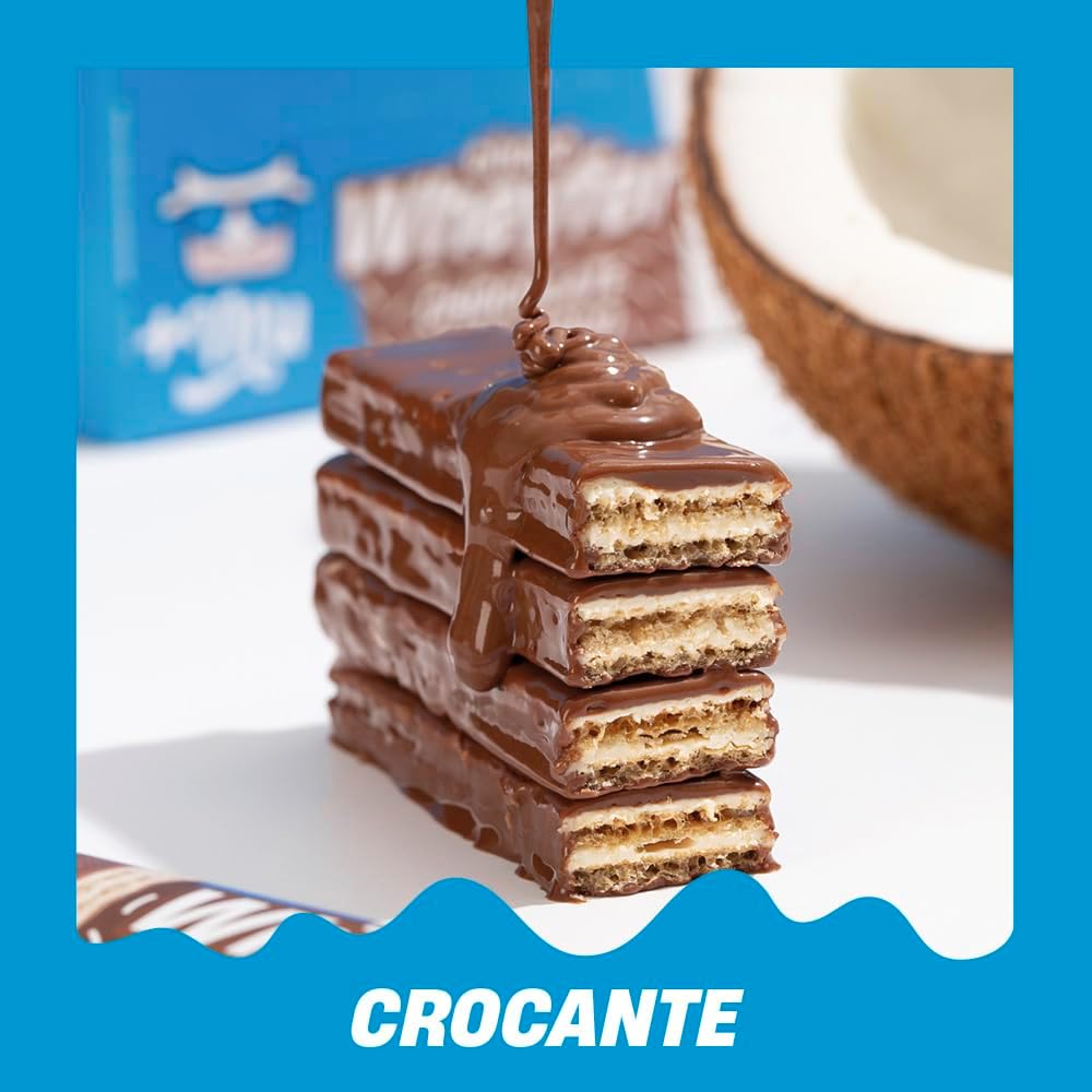 Close-up de embalagem de produto com fundo branco, caixa azul desfocada e metade de um coco.