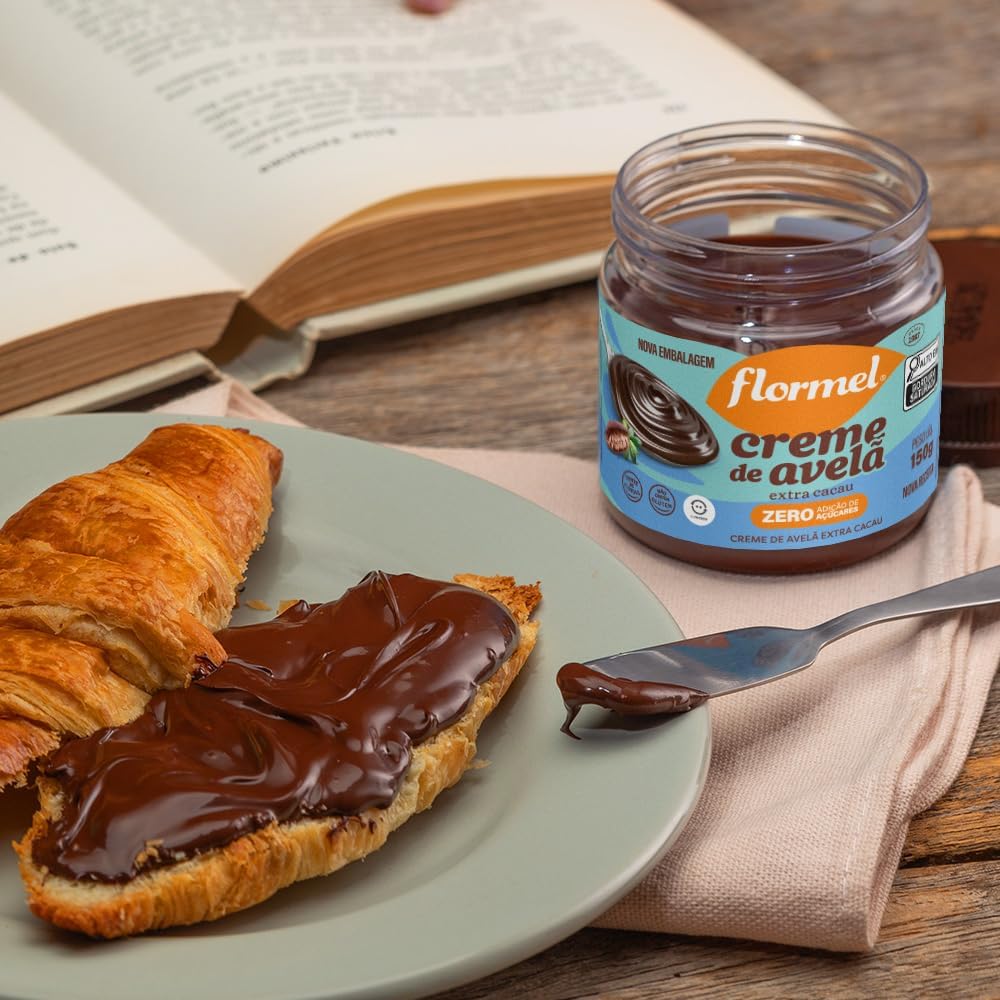 Close-up da embalagem com fundo de mesa de madeira rústica e livro aberto desfocado. Close-up da embalagem com fundo de mesa de madeira rústica e livro aberto desfocado.