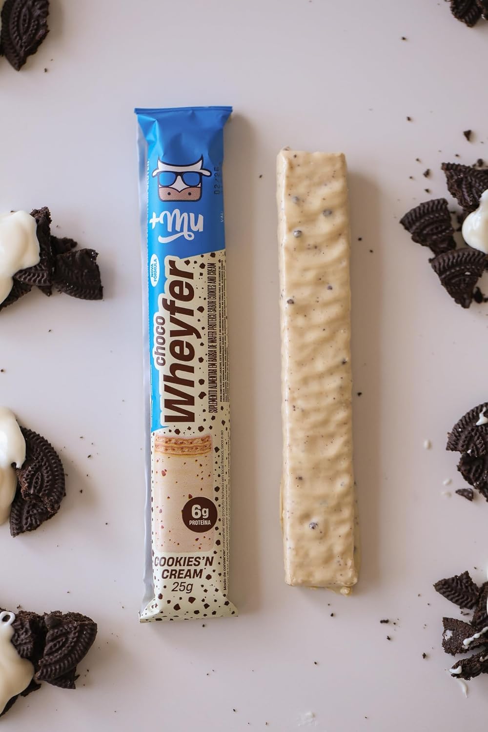 Produto visto de cima sobre fundo branco liso.