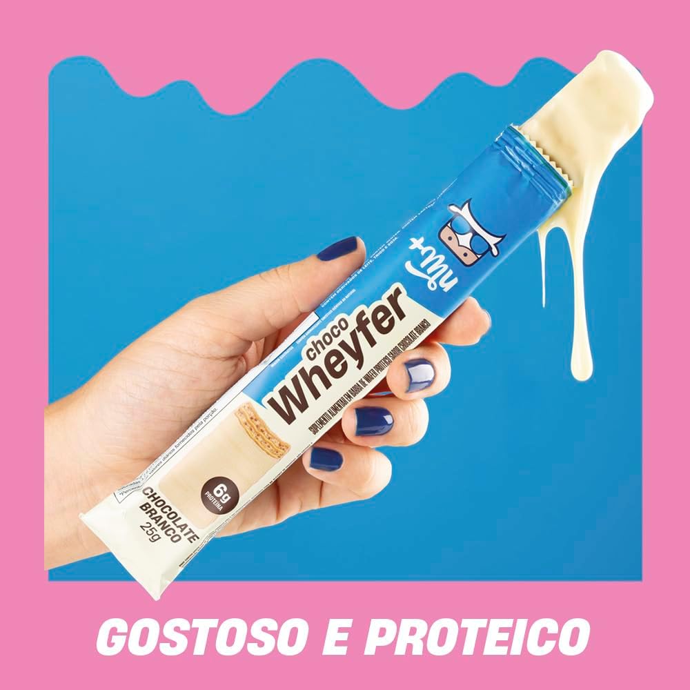 Close-up de embalagem de produto sobre fundo azul com bordas onduladas, moldura rosa e texto branco na parte inferior.