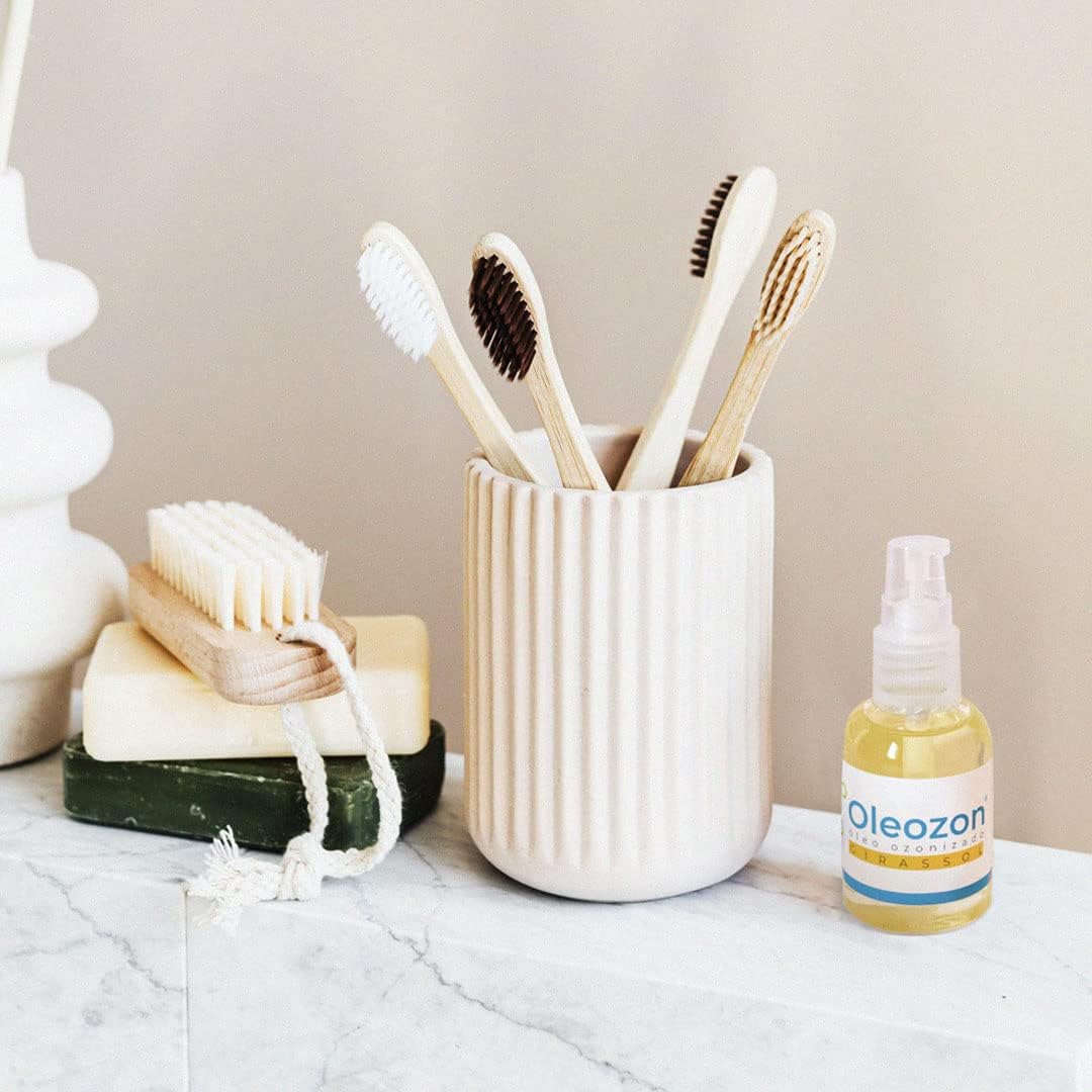 Imagem frontal de produto sobre fundo bege claro, com superfície de mármore branca abaixo dos objetos. Imagem frontal de produto sobre fundo bege claro, com superfície de mármore branca abaixo dos objetos.