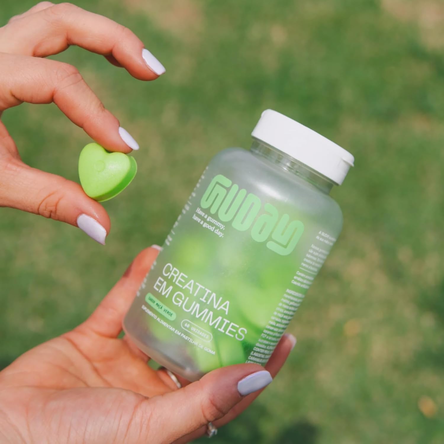 Imagem lateral com fundo de gramado verde.