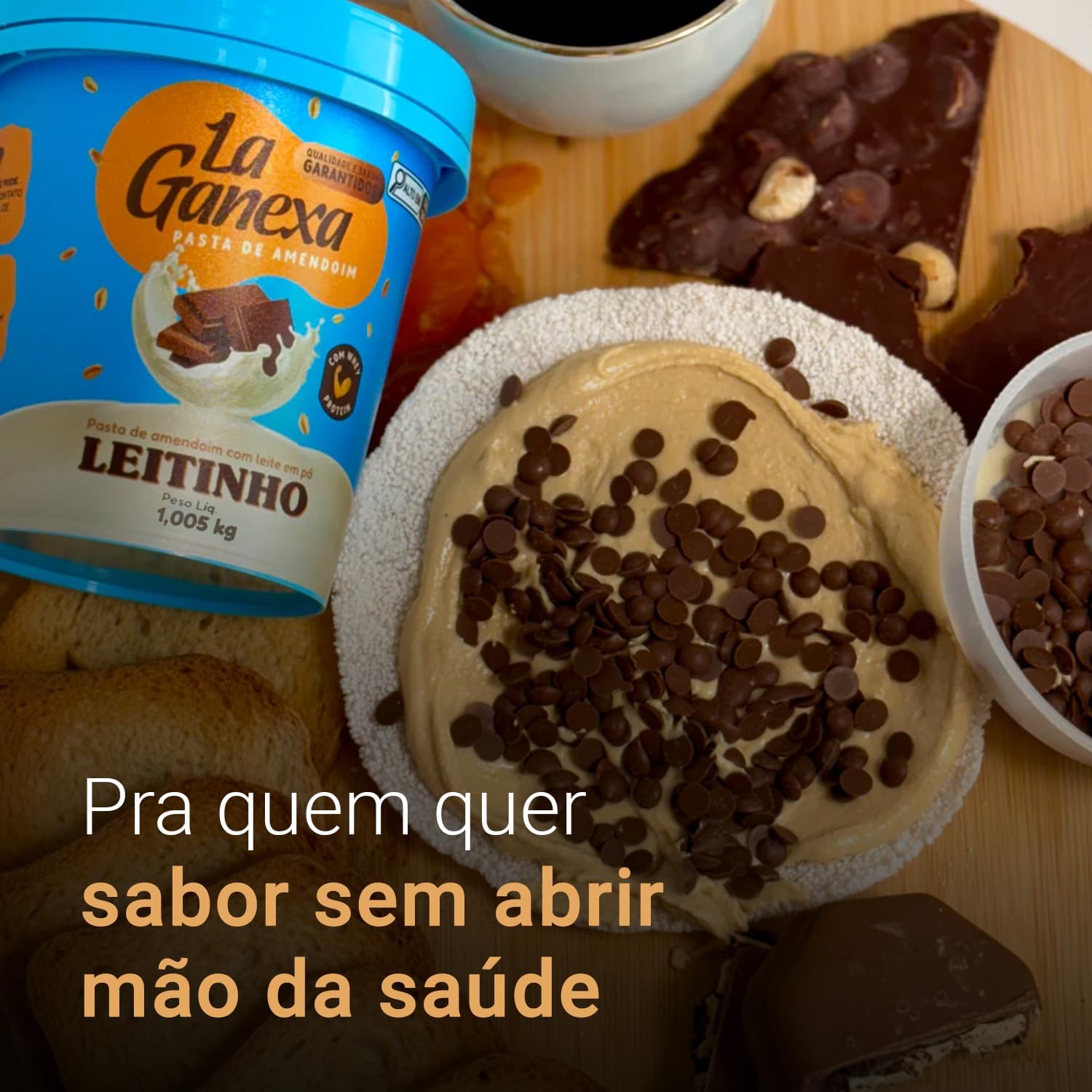 Visão superior do pote sobre uma superfície de madeira clara com alimentos.