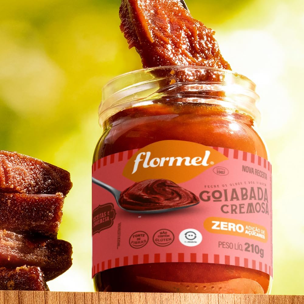 Ambiente natural desfocado, com predominância de tons verdes.