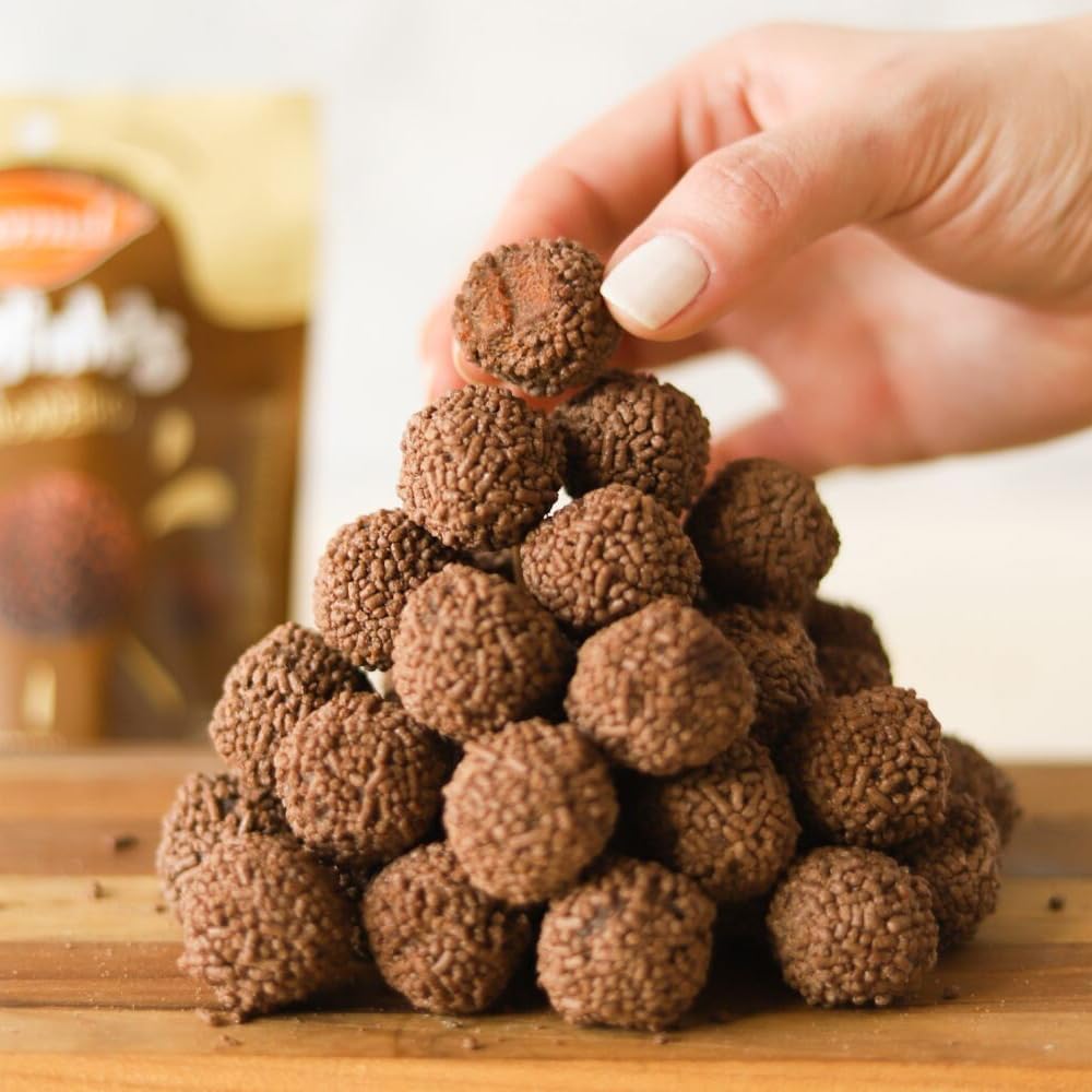 Imagem frontal com fundo desfocado destacando bolinhas de chocolate. Imagem frontal com fundo desfocado destacando bolinhas de chocolate.