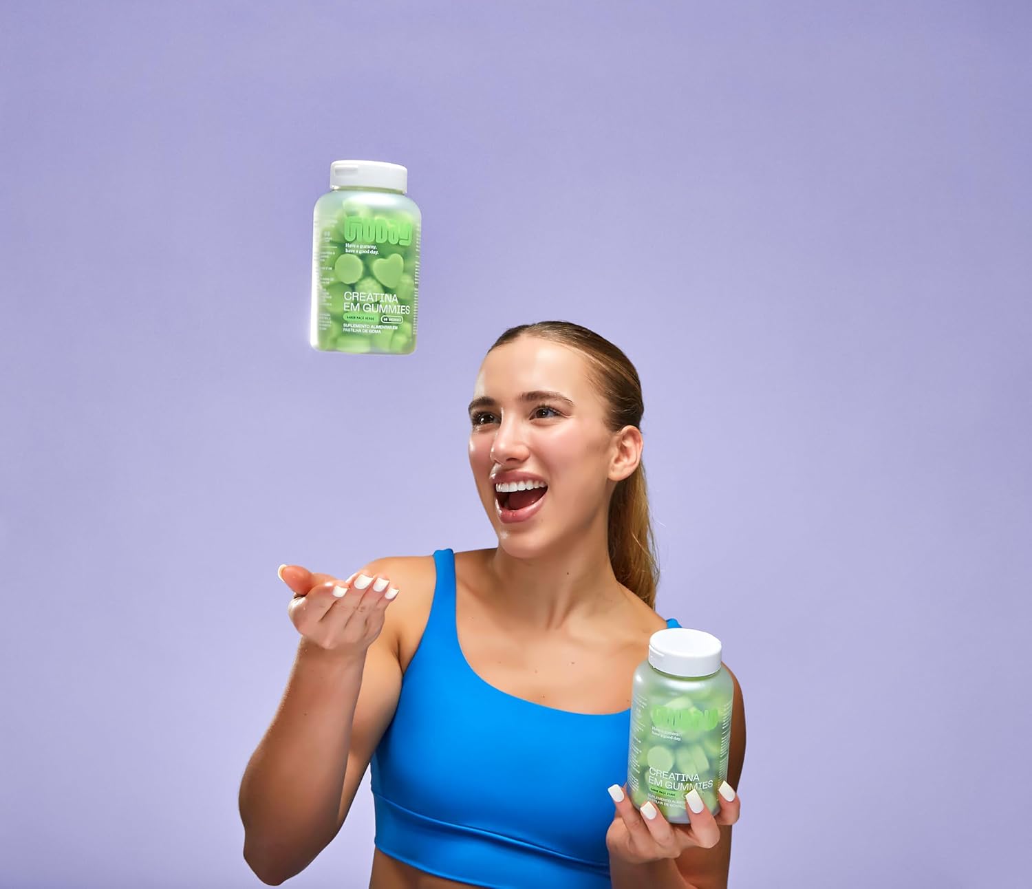 Imagem frontal com fundo roxo suave.