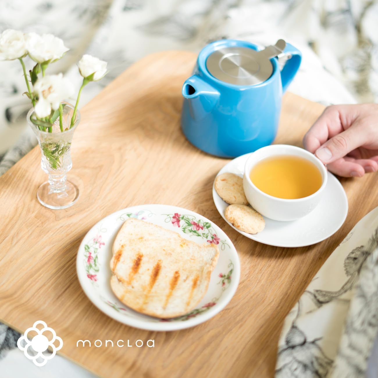 Imagem superior da bandeja com fundo suave e neutro.