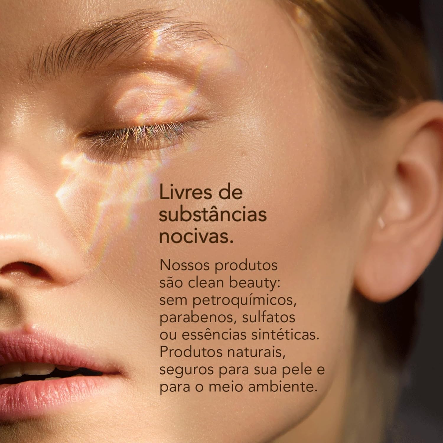 Close-up de uma pessoa com fundo neutro e desfocado.