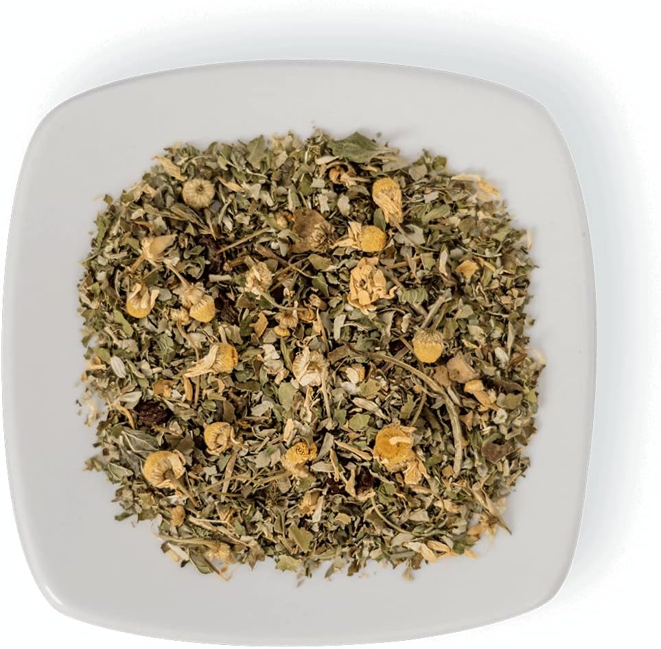 Imagem superior com fundo branco destacando prato e ervas. Imagem superior com fundo branco destacando prato e ervas.