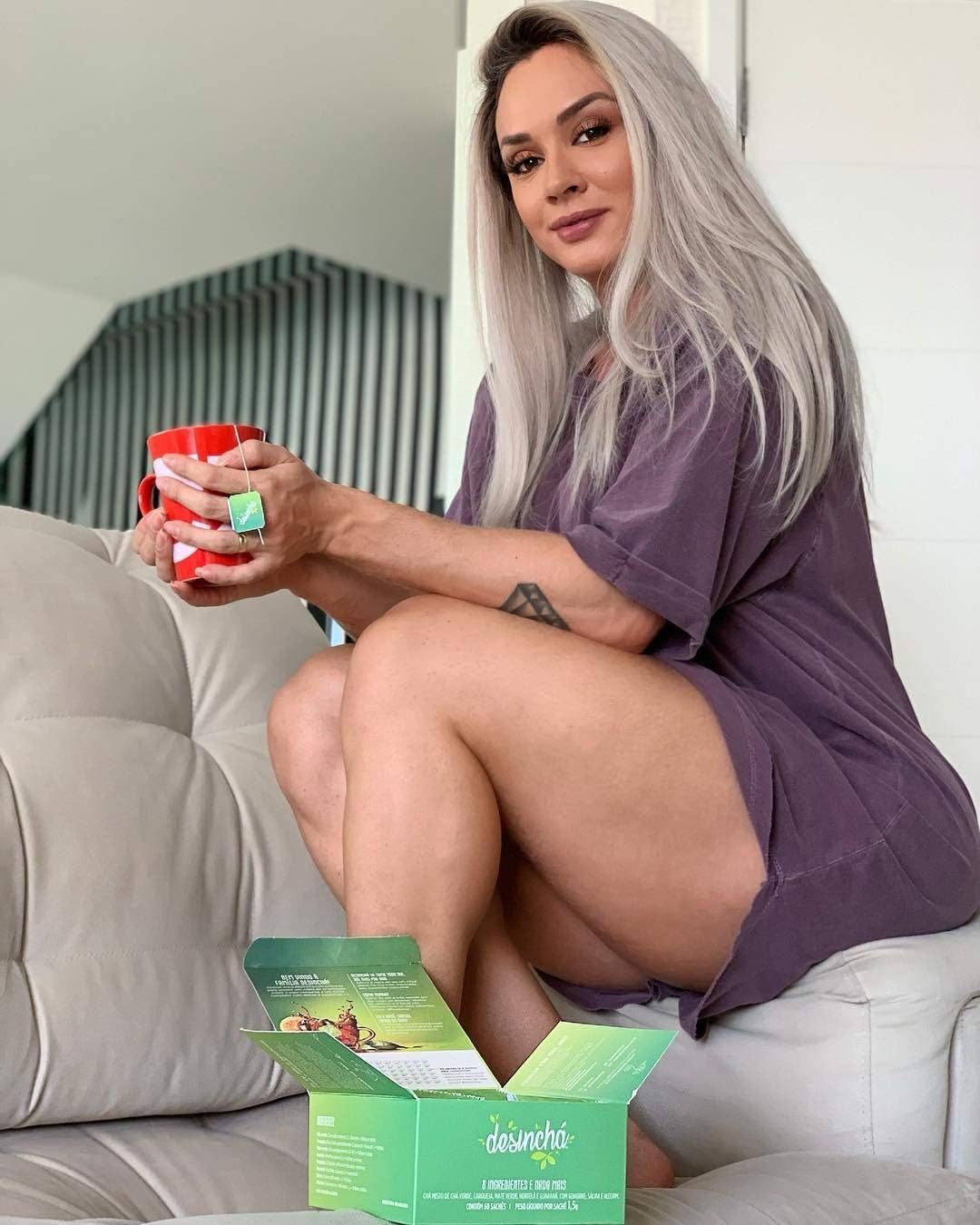 Imagem lateral da embalagem em um ambiente interno com paredes claras.