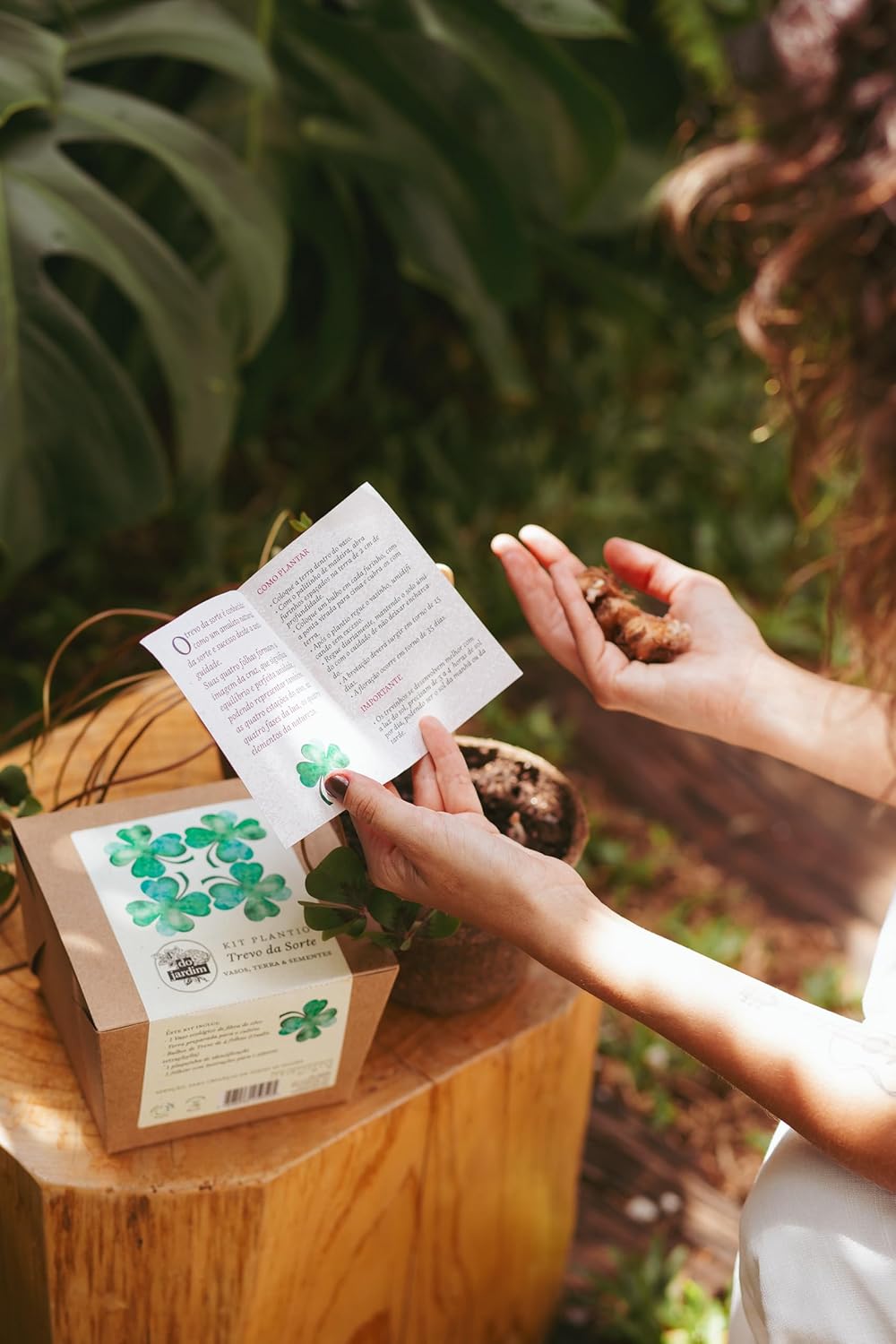 Imagem lateral com vegetação verde ao fundo.