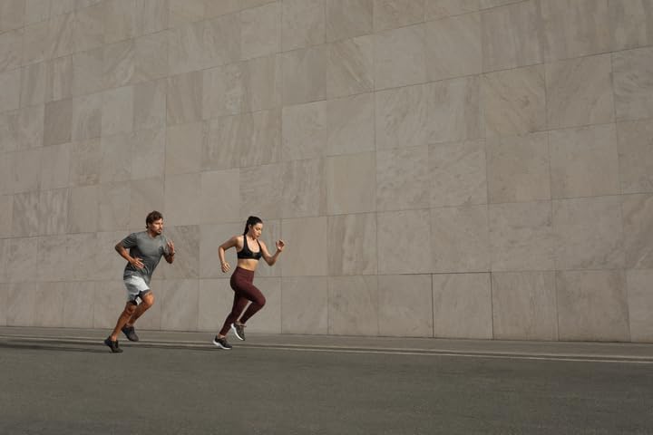 Imagem lateral com fundo de pedra clara.