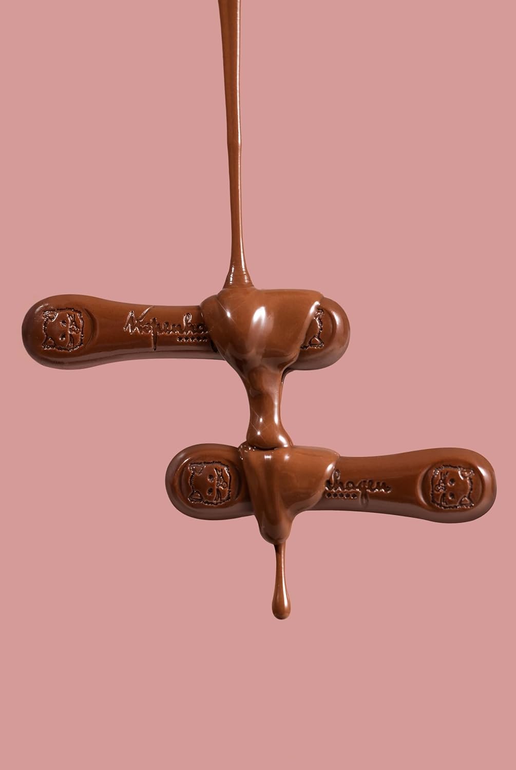 Imagem frontal com fundo rosa suave.