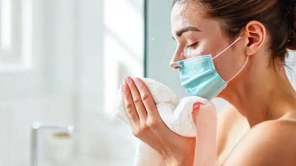 Passo a passo para remover a máscara sem irritações