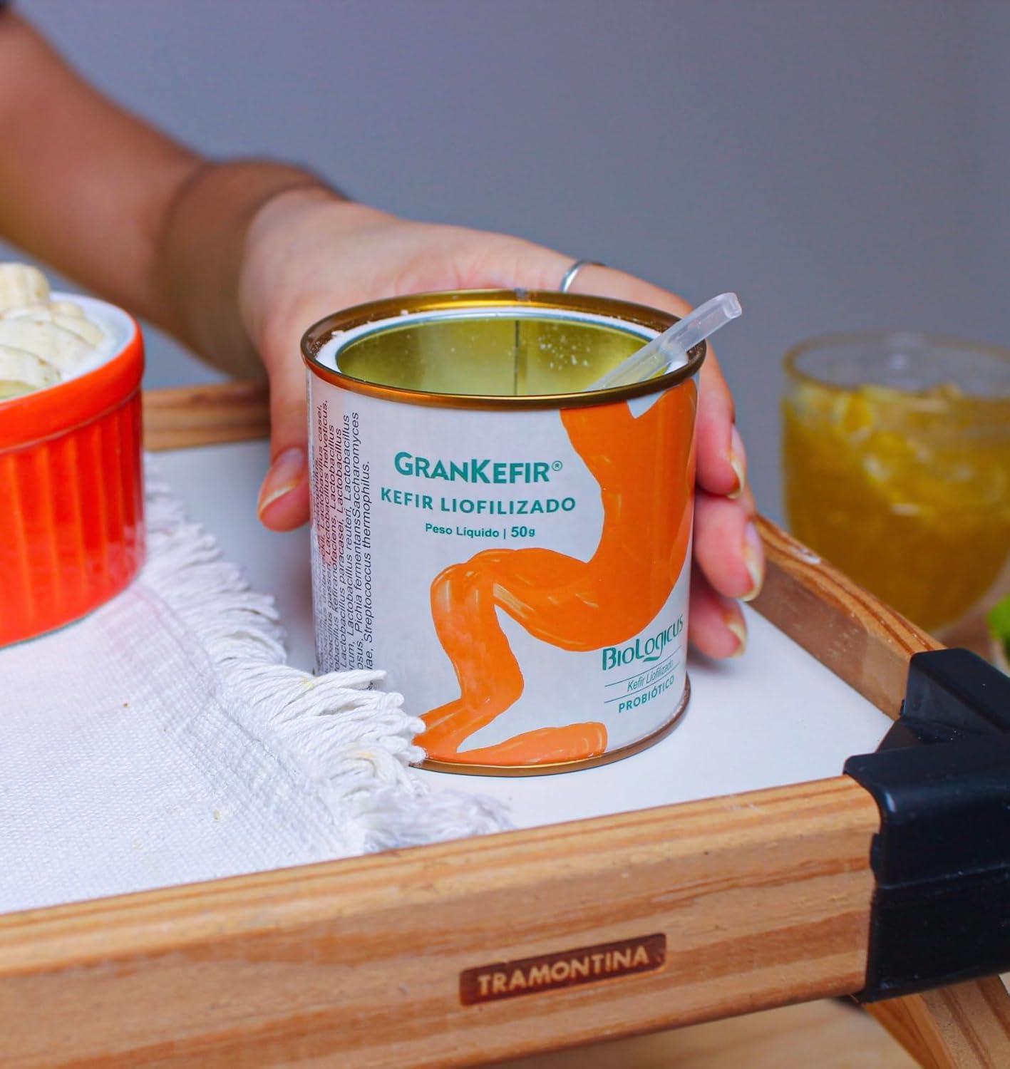 fundo neutro e claro, com uma bandeja de madeira. fundo neutro e claro, com uma bandeja de madeira.