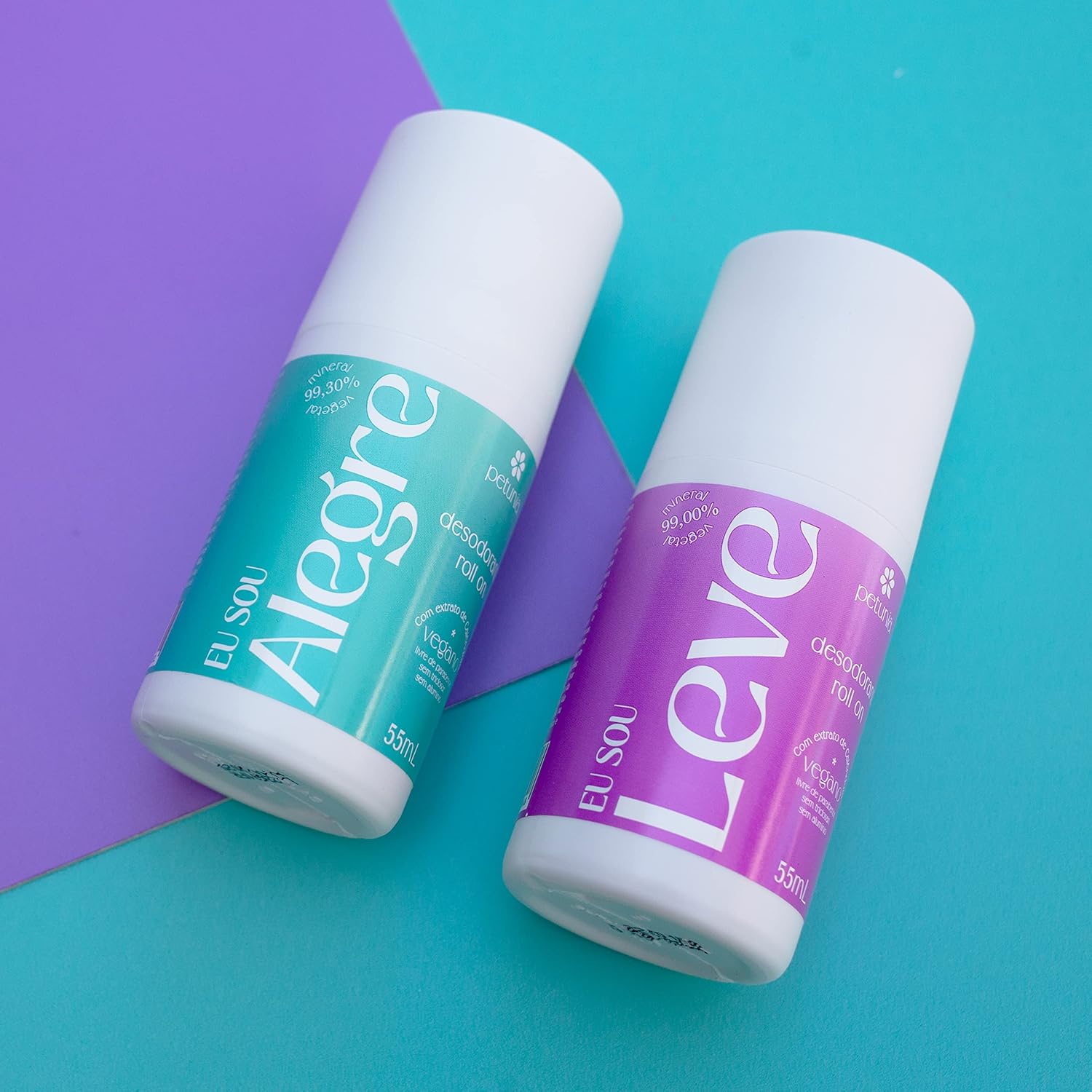 Imagem frontal com fundo dividido em duas cores, azul claro e roxo, criando um contraste vibrante com os produtos. Imagem frontal com fundo dividido em duas cores, azul claro e roxo, criando um contraste vibrante com os produtos.