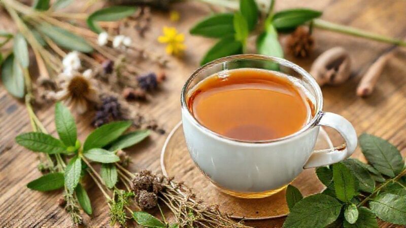 Chá para descer a menstruação: descubra os segredos que funcionam mesmo