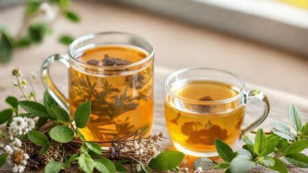 Chá para limpar o útero e menstruar: conheça os segredos naturais que funcionam