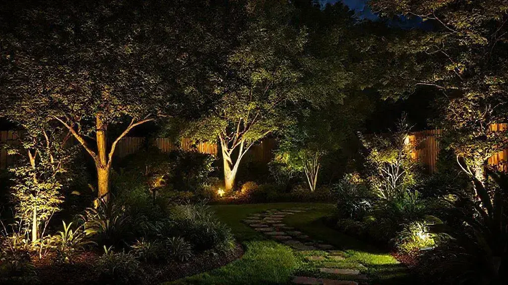 Iluminação estratégica para valorizar seu jardim à noite